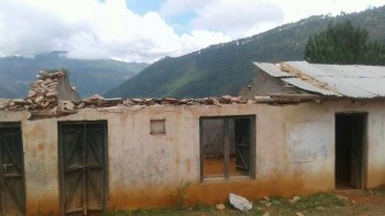 बैतडीः हावाहुरीले उडाएको डाँडाबाग आविकोे छानो मर्मत भएन्, पठनपाठन प्रभावित 